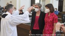 Pfarrvikar Wolfgang Rothe segnet das Paar Christine Walter (l) und Almut Münster bei einem Katholischen Gottesdienst mit Segnung homosexueller Paare im Rahmen einer bundesweiten Aktion in der Kirche St. Benedikt. Unter dem Motto «#liebegewinnt» laden Pfarrer in ganz Deutschland um den 10. Mai herum zu Gottesdiensten ein, in denen homosexuelle Paare gesegnet werden können. Es ist eine Protestaktion gegen ein vor kurzem veröffentlichtes Schreiben, in dem der Vatikan diese Segnungen verbot.