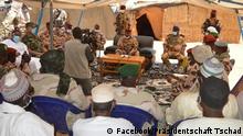 Fotos des Präsidenten des Übergangs-Militärrates, Mahamat Idriss Déby, in Téra bei Niamey in Niger ein.
Er besuchte die in Niger stationierten tschadischen Soldaten.
Copyright: Facebook-Seite der Präsidentschaft des Tschad
(Geliefert von Eric Topona)
