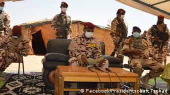 Le président du CMT tchadien, Mahamat Idriss Déby lors d'une visite aux troupes tchadiennes à Téra au Niger (Archives)