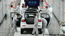  JINHUA, CHINA - MARCH 24: Employees work on the assembly line of T03 electric small crossover at a factory of Chinese EV startup Leapmotor on March 24, 2021 in Jinhua, Zhejiang Province of China. PUBLICATIONxINxGERxSUIxAUTxHUNxONLY Copyright: xVCGx CFP111322692654