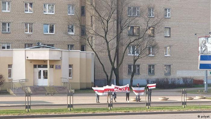 цепь солидарности в Минске - люди стоят с бело-красно-белым флагом 