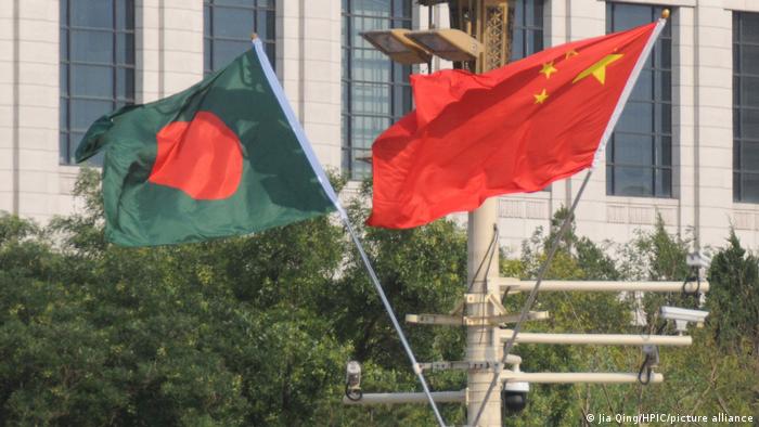 China Peking | Flaggen von Bangladesch und China