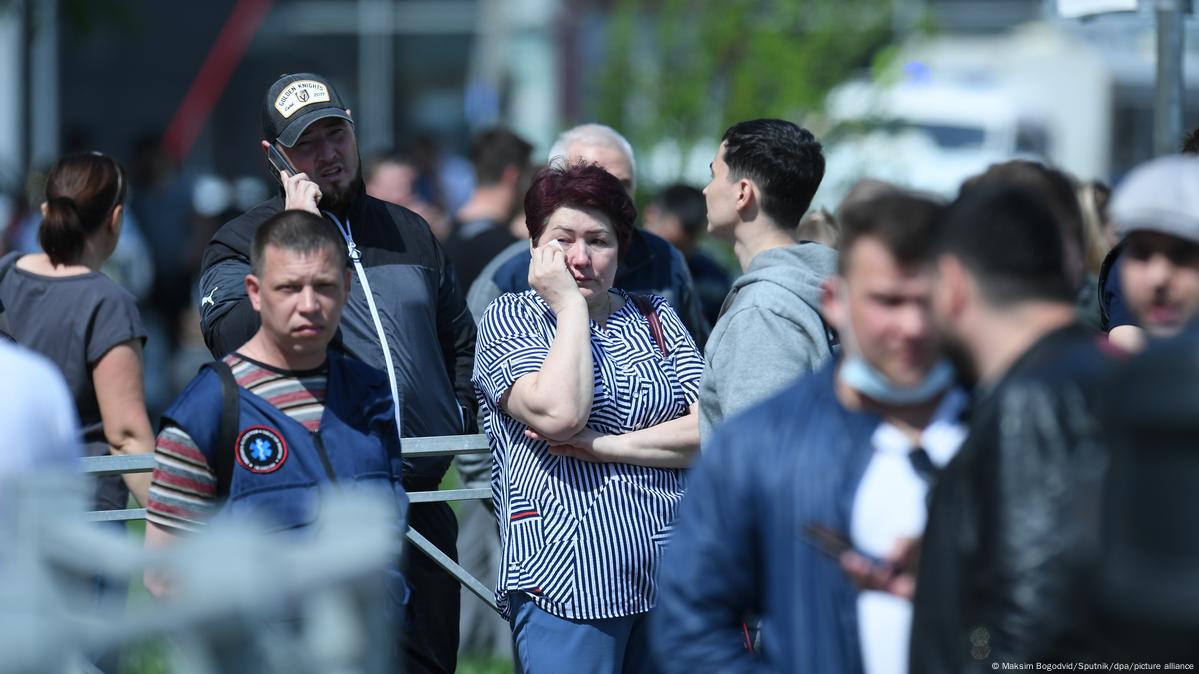 Трагедия в Казани: 12 мая объявлено в Татарстане днем траура – DW –  11.05.2021
