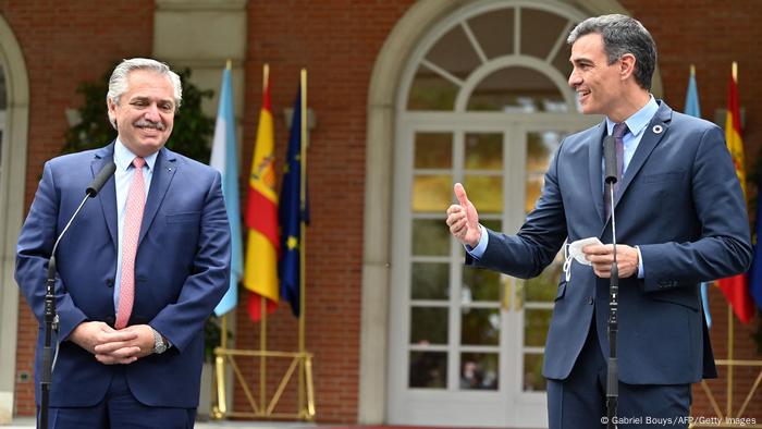 El presidente español,Pedro Sánchez, con su homólogo argentino, Alberto Fernández, en Madrid.