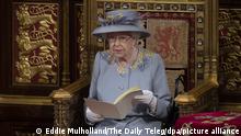 Die britische Königin Elizabeth II. hält eine Rede vom Thron im House of Lords im Palace of Westminster während sie das Gesetzgebungsprogramm der Regierung für die kommende Sitzungsperiode bei der Eröffnung des britischen Parlaments umreißt. +++ dpa-Bildfunk +++