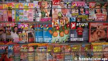 Zeitschriften Verkauf in Alcudia auf der Balearen-Insel Mallorca, Spanien, aufgenommen am 9. Juli 2018. *** Magazines sale in Alcudia on the Balearic island of Majorca Spain taken on July 9, 2018 