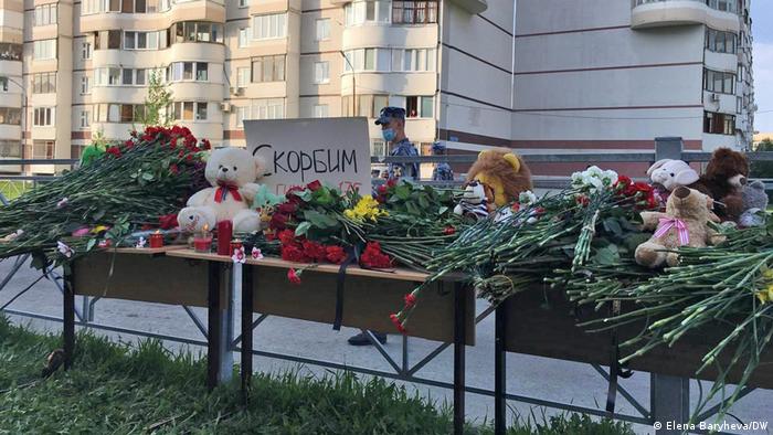 Цветы и свечи в память о погибших 