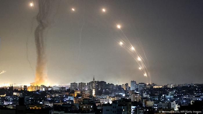 Hamás dice que disparó más de 200 cohetes hacia Israel tras bombardeos en  Gaza | El Mundo | DW | 12.05.2021