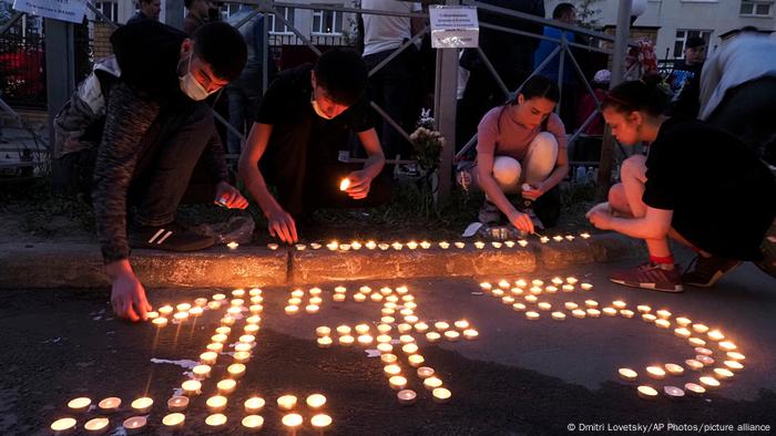 Mourning in Kazan after the shooting at gymnasium No. 175