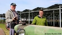 Was: Fabian Karthaus: Landwirt, Elektrotechniker und begeistert von Photovoltaik. Er betreibt eine Beerenplantage unter Photovoltaikmodulen. Die Kombination vom Anbau unter Modulen, die sogenannte Agri-Photovoltaik gilt als sehr zukunftsweisend weltweit und wird in immer mehr Ländern praktiziert. Fotograf: Gero Rueter
Wo: Bei Paderborn
Aufnahmedatum: Mai 2021