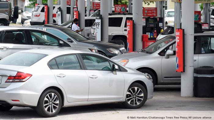 Carros em fila em posto de gasolina nos EUA