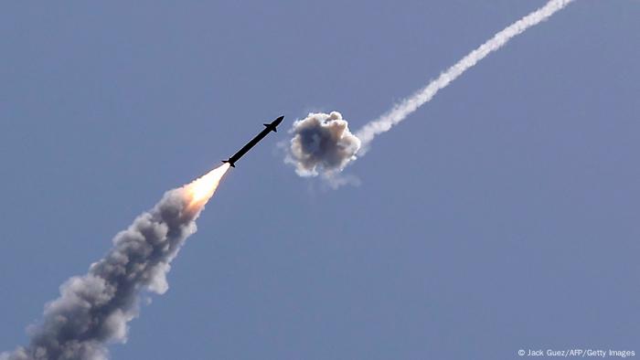 Israels Abwehrsystem, der Iron Dome, fängt eine Rakete ab.