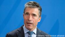 ARCHIV - 02.07.2014, Berlin: NATO-Generalsekretär Anders Fogh Rasmussen spricht im Kanzleramt während einer gemeinsamen Pressekonferenz mit Bundeskanzlerin Merkel. (zu dpa «Ex-Nato-Chef rechnet mit Einmischungsversuchen zur Bundestagswahl») Foto: picture alliance / dpa +++ dpa-Bildfunk +++