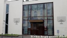 Eine Scheibe über der Tür zur Synagoge weist Sprünge auf. Vor den Synagogen in Bonn und Münster sind am Dienstagabend israelische Flaggen angezündet worden. +++ dpa-Bildfunk +++