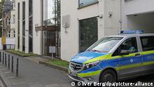 Ein Polizeifahrzeug steht vor der Synagoge. Vor den Synagogen in Bonn und Münster sind am Dienstagabend israelische Flaggen angezündet worden.