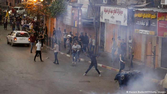 Jóvenes palestinos lanzan piedras contra soldados israelíes en Hebrón, ciudad de los territorios ocupados.