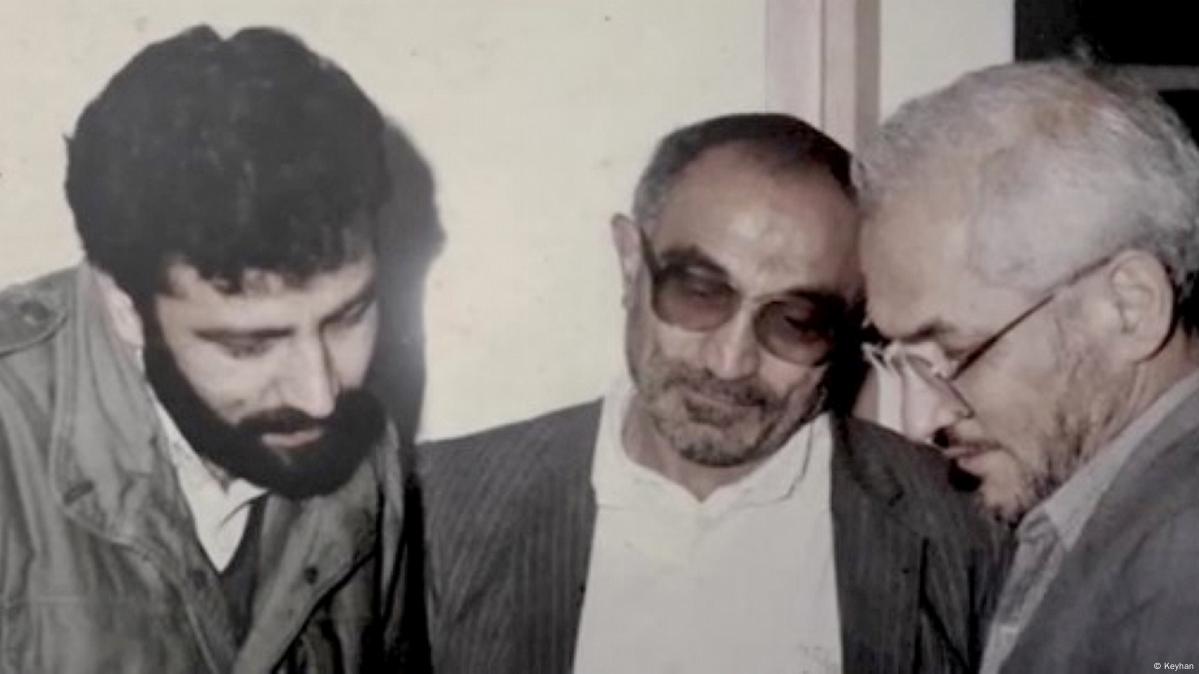 ابراهیم رئیسی که رئیس جمهور ایران شده، مدت کوتاهی پس از پیروزی انقلاب اسلامی، فعالیت قضایی خود را در ۲۰ سالگی به عنوان دادستان کرج و سپس همدان آغاز کرد. او در سال ۱۳۶۴ به تهران منتقل شد و جانشین دادستان این شهر شد. رئیسی در این سمت عضو "هیئت مرگ" شد و احکام اعدام هزاران نفر را امضا کرد. (عکس در کنار اسدالله لاجوردی، رئیس پیشین زندان اوین و دادستان انقلاب تهران و اسدالله جولایی)