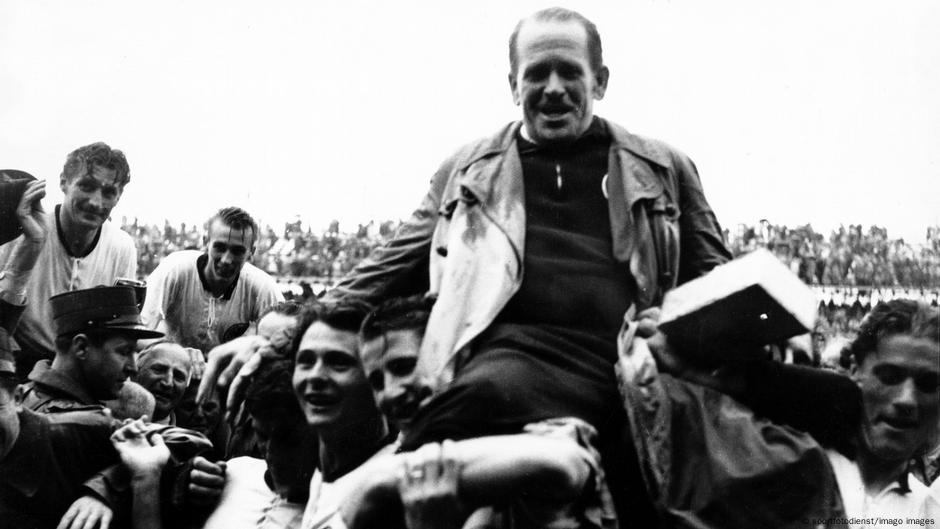 Sep Herberger 1954, nakon osvajanja titule prvaka sveta sa SR Nemačkom