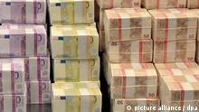 ARCHIV - HANDOUT - Das undatierte Handout von der Deutschen Bundesbank in Frankfurt (Hessen), zeigt verschiedene Euro-Schein-Bündel in bar. Immer mehr Bargeld wird hinter Schloss und Riegel eingelagert. Bankschließfächer und Heimtresore liegen dabei im Trend. Foto: Bundesbank/dpa (zu lni «Bargeld-Boom hinter verschlossenen Türen? Cash scheint auf Vormarsch» vom 08.12.2014) - ACHTUNG: Nur zur redaktionellen Verwendung bei Nennung: «Foto: Bundesbank/dpa») +++ dpa-Bildfunk +++