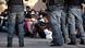 Policiais italianos observam grupo de migrantes em porto na Sicília Policiais italianos observam grupo de migrantes em porto na Sicília