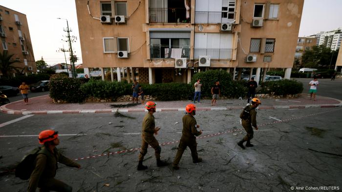 İsrail askerleri Hamas'ın roket saldırısına hedef olan Aşkelon kentinde hasar tespiti yapıyor.