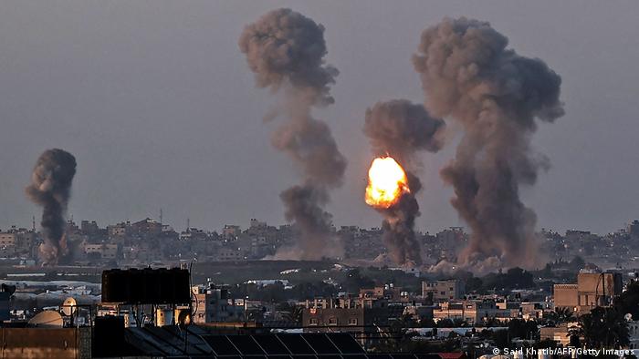 موجة الدمار لا تبدو لها نهاية في الأفق. طائرات حربية إسرائيلية تقصف قطاع غزة وتستهدف عدداً من قيادات حركة حماس الفلسطينية، المصنفة على قائمة الإرهاب.