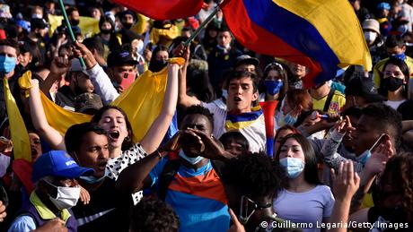 Jóvenes colombianos/as protestan en las calles de Bogotá
