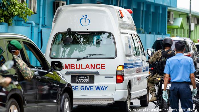 El expresidente Mohamed Nasheed deja el hospital escoltado por la policía rumbo al aeropuerto para viajar a Alemania.