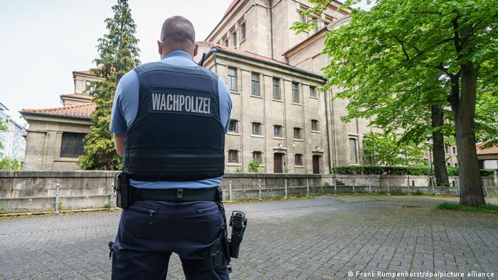 A police officer in front of a synagogue in Frankfurt