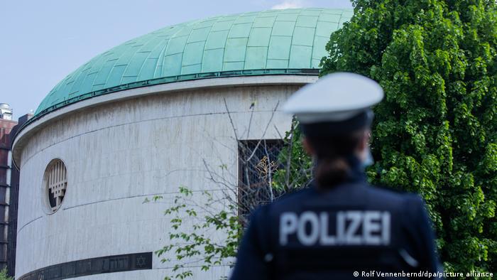 Police guard a synagogue in Düsseldorf.