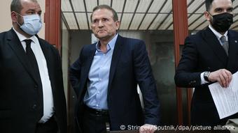 Виктор Медведчук (в центре) в зале суда