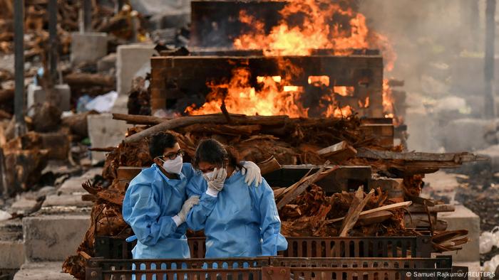 Familienmitglieder von Vijay Raju, der an der Coronavirus-Krankheit (COVID-19) gestorben ist, trauern, bevor sein Körper im Krematorium im Dorf Giddenahalli am Stadtrand von Bengaluru, Indien, eingeäschert wurde