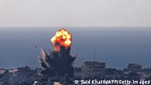 *** Dieses Bild ist fertig zugeschnitten als Social Media Snack (für Facebook, Twitter, Instagram) im Tableau zu finden: Fach „Images“ —> Weltspiegel/Bilder des Tages ***
13.05.21 *** TOPSHOT - Smoke billows from an explosion as another air bomb (top) falls during an Israeli air strike in Rafah in the southern Gaza Strip on May 13, 2021. (Photo by SAID KHATIB / AFP) (Photo by SAID KHATIB/AFP via Getty Images)