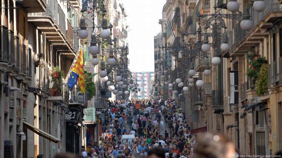 Turistët në Las Ramblas në Barcelonë.