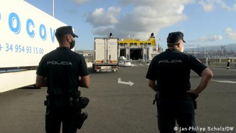 От месеци испанското правителство се опитва да попречи на бежанците