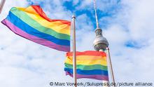 24.07.2020, Berlin, zum Christopher Street Day (CSD) 2020 in Berlin wehen vor dem Roten Rathaus Regenbogen-Flaggen. Im Hintergrund der Berliner Fernsehturm. Die Regenbogenfahne ist eine Form des Regenbogens als Symbol. Sie steht in zahlreichen Kulturen weltweit für Aufbruch, Veränderung und Frieden, und sie gilt als Zeichen der Toleranz und Akzeptanz, der Vielfalt von Lebensformen, der Hoffnung und der Sehnsucht. Der CSD 2020 findet in Berlin als virtuelle Veranstaltung, ohne Umzug statt. Der CSD ist ein Fest-, Gedenk- und Demonstrationstag von Lesben, Schwulen, Bisexuellen und Transgender-Personen. An diesem Tag wird für die Rechte dieser Gruppen sowie gegen Diskriminierung und Ausgrenzung demonstriert. Die größten Umzüge anlässlich des CSD im deutschsprachigen Raum finden regulär in Köln und Berlin statt.