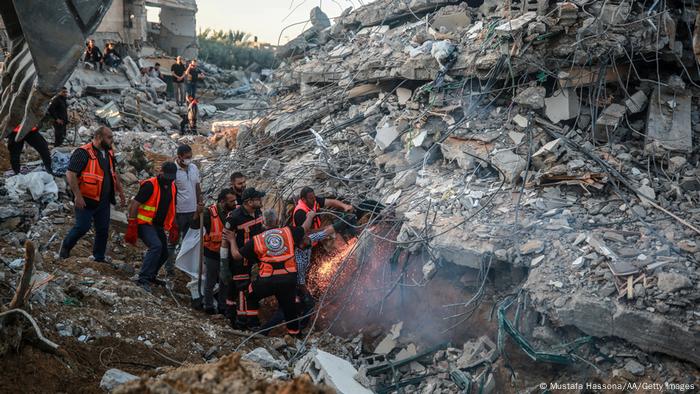 Gazze'de İsrail hava saldırıları sonucu yıkılan bir binanın enkazı