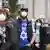 Demonstranten gegen Antisemitismus mit Mundschutz 
