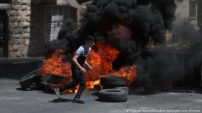 Jovem em meio a pneus queimados em Ramallah: descrença sobre lideranças moderadas