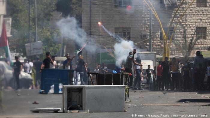 Palestinian demonstrators burn tyres and throw rocks