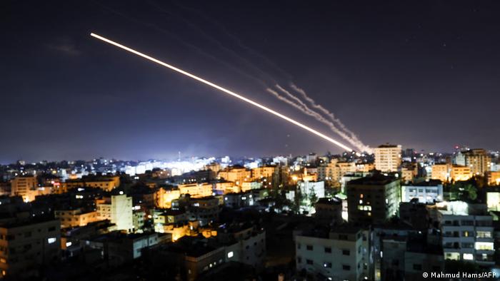 Misiles lanzados desde Gaza surcan el cielo. 2021