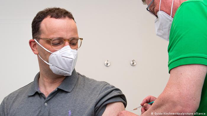 Jens Spahn a fost vaccinat vineri cu AstraZeneca