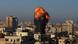 Uma bola de fogo após explosão de bomba entre prédios da Faixa de Gaza. Uma bola de fogo após explosão de bomba entre prédios da Faixa de Gaza.