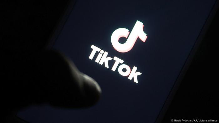 Logo de TikTok en fondo negro