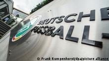 Ein Schild mit dem Logo des Deutschen Fußball-Bundes (DFB) hängt vor dem Eingang zur DFB-Zentrale. Der Deutsche Fußball-Bund muss sich neu aufstellen. Erneut wird nach der Rücktrittsankündigung von Fritz Keller ein Präsident gesucht.