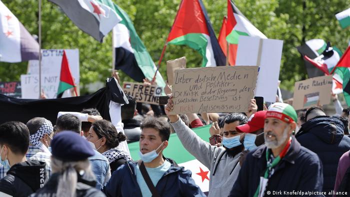 Deutschland Gaza Konflikt l Pro Palästinenische Demonstration in Leipzig. Pro-palästinensiche Demonstranten und Unterstützer halten Fahnen und Schilder. 