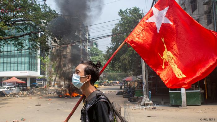 Die Fahne der NLD ist fester Bestandteil der Anti-Putsch-Demonstrationen in Myanmar - wie hier am 27. März in Yangon Die Fahne der NLD ist fester Bestandteil der Anti-Putsch-Demonstrationen in Myanmar - wie hier am 27. März in Yangon