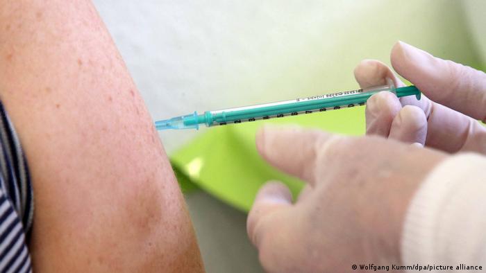 Eine Hausärztin verimpft in Berlin das Vakzin von BioNTech-Pfizer