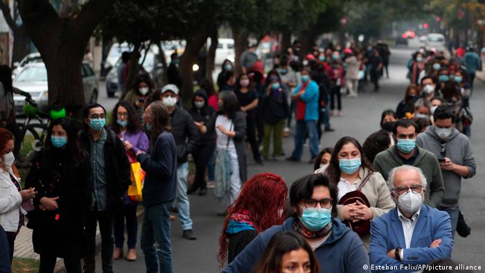 Gente esperando en la calle para votar el domingo pasado en Chile