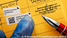 Impfpass nach zweiter erfolgter Impfung mit AstraZeneca gegen Covid-19, Sars-CoV-2, Corona-Krise, Stuttgart, Baden-Württemberg, Deutschland